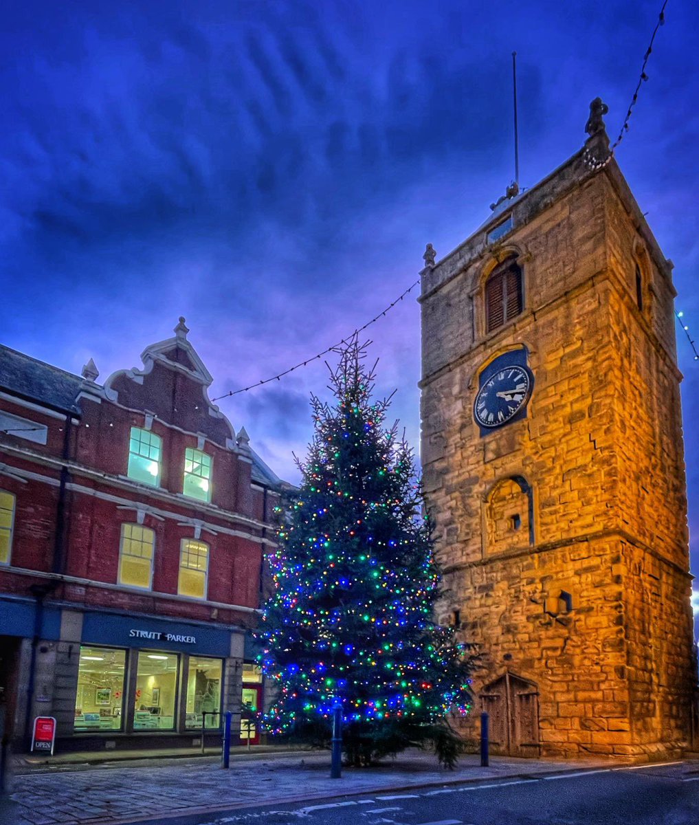 struttsmorpeth's tweet photo. #Morpeth is looking very Christmassy now that the lights have been switched on. #itsbeginningtolookalotlikechristmas #christmas #ChristmasTree https://t.co/FecRxcEYPw