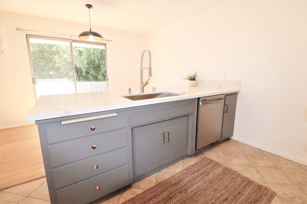 SkyProps's tweet photo. Which type of kitchen do you prefer for Thanksgiving? An open kitchen? Or a closed one? #skyproperties #Thanksgiving #kitchendesign #cooking #propertymanagement https://t.co/4mHiaDFnFD
