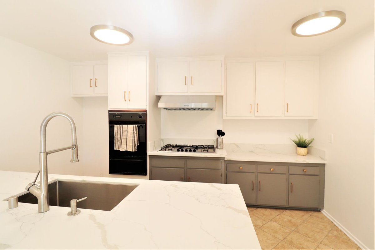 SkyProps's tweet photo. Which type of kitchen do you prefer for Thanksgiving? An open kitchen? Or a closed one? #skyproperties #Thanksgiving #kitchendesign #cooking #propertymanagement https://t.co/4mHiaDFnFD