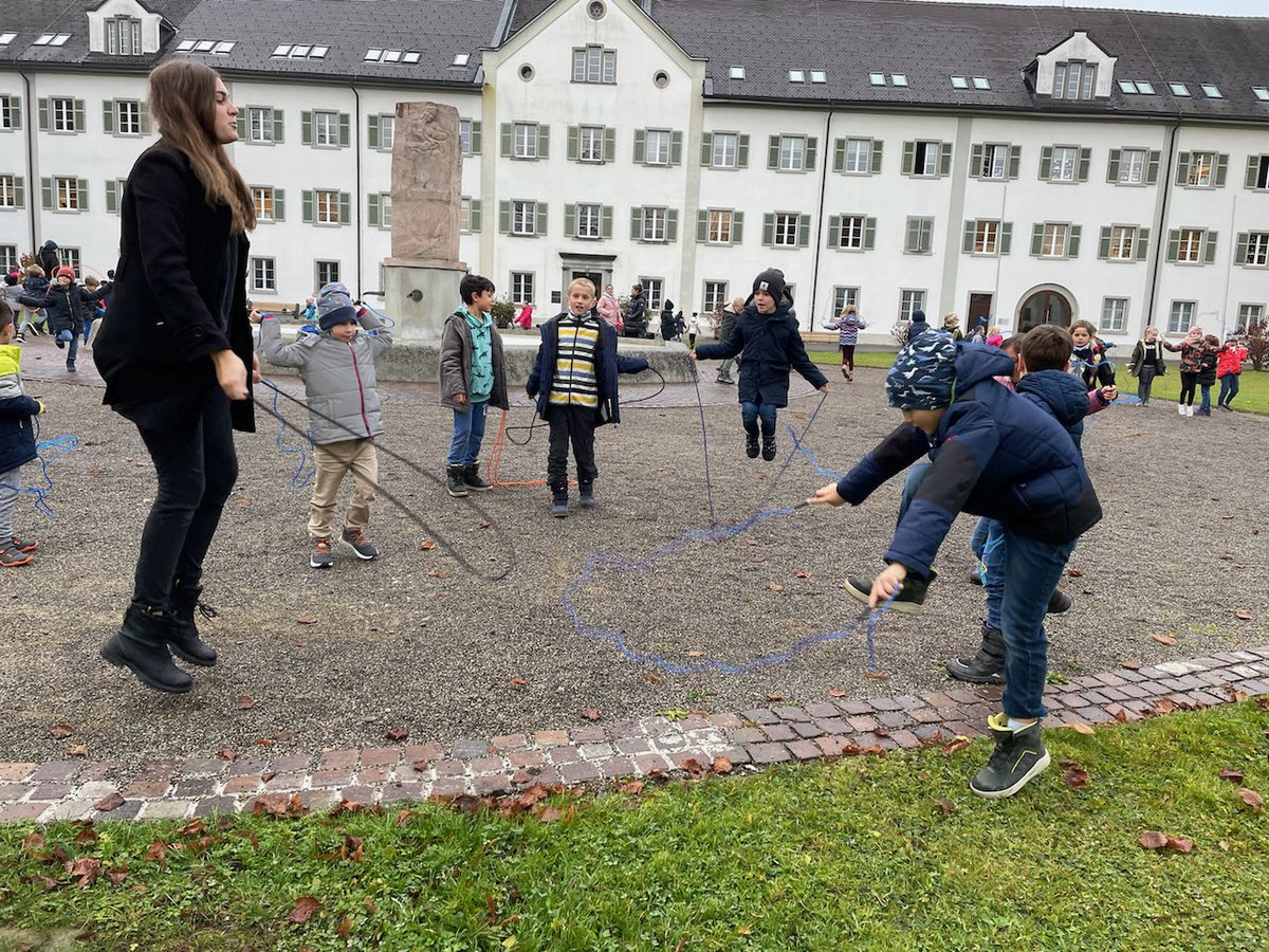 CollegBernardi's tweet photo. „Alles springt“: Unsere Volksschule beteiligt sich an der Rope-Skipping-Challenge. Spaß, Freude Engagement, Üben in der Schule &amp; zuhause. Höhepunkt: ALLE Schüler/-innen stellten sich dieser Challenge. Respekt &amp; Danke an alle! :-) #collegiumbernardi #mehrerau #wirsindmehrerau https://t.co/W6QnpnC1Or