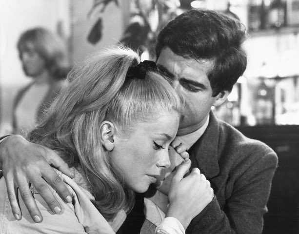 suivezlefil's tweet photo. Les Parapluies de Cherbourg #ninocastelnuovo #jacquesdemy #theumbrellasofcherbourg https://t.co/WNoYuEBw0c