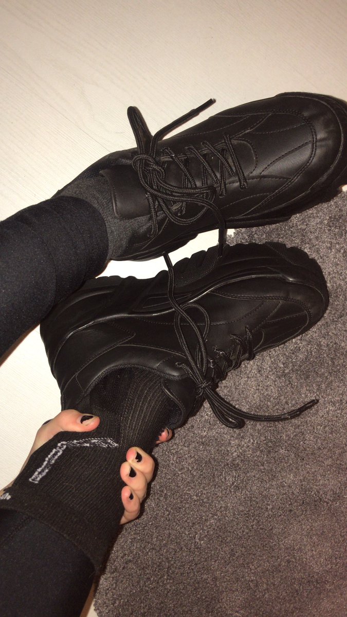 madeofstyr0's tweet photo. New shoes make me look skinny 

edtwt https://t.co/DMQNNv3dPZ