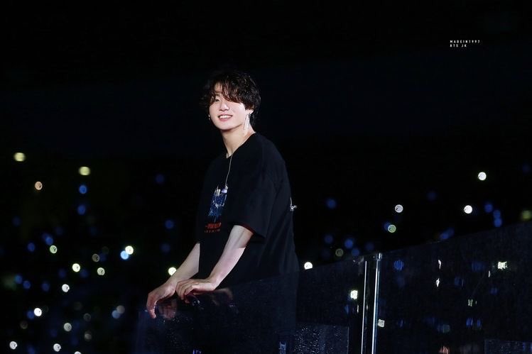 “sizin üçün arzum qeyri-bərabər münasibətlərdən uzaq durmaqdır. sevilməyə layiqsiniz.” — jeon jungkook