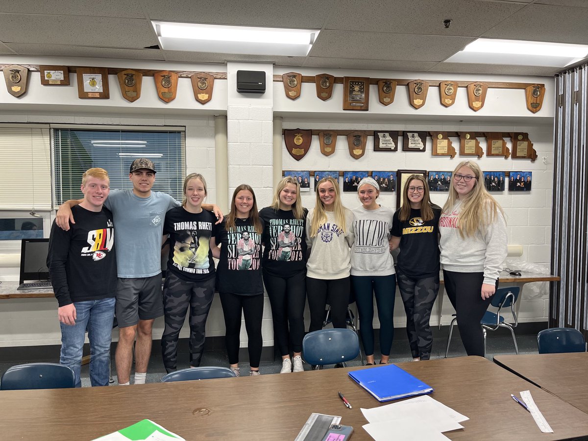 katelyndamron11's tweet photo. We’re headed to the big show!🏈👑 ⁦@KastenBryan⁩ ⁦@BraydenReynol20⁩ ⁦@emma_skouby10⁩ ⁦@KaylaTParris ⁦@aliviadanielss⁩ ⁦@carley_meyer3⁩ ⁦@isabel4holland⁩ @Rachelbader8 #wegotyourback #trojannation https://t.co/T5hM9wW3Qq