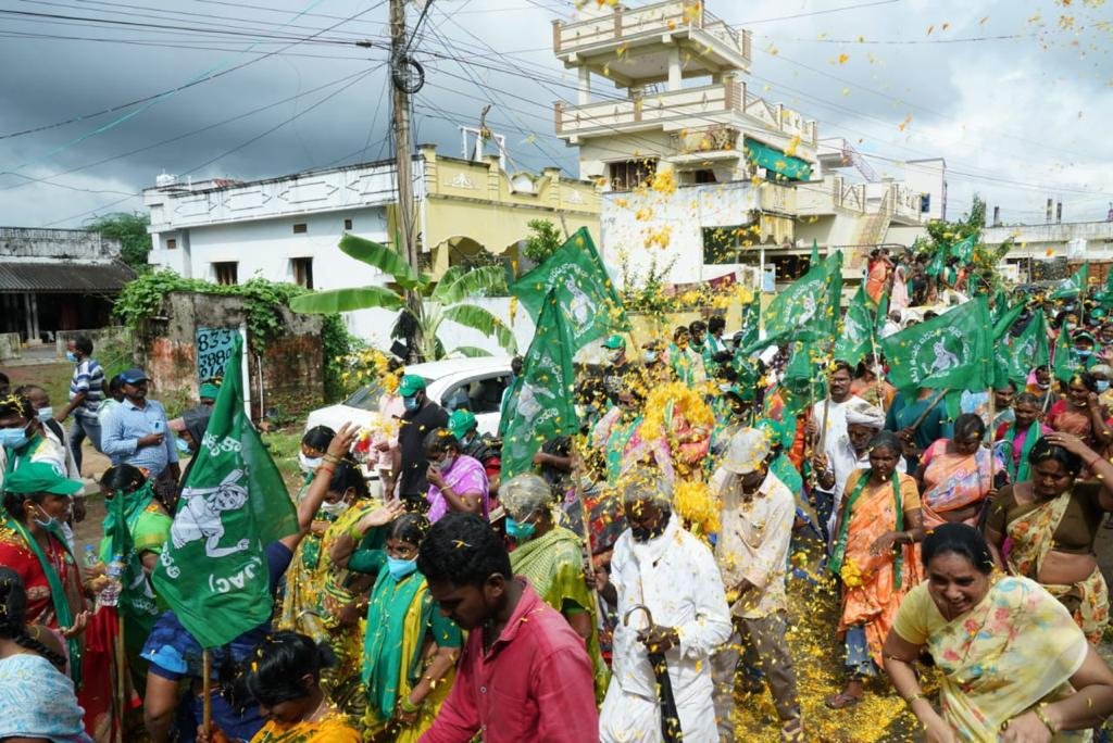 bhargavivellan4's tweet photo. రైతుల మహాపాదయాత్ర #DAY17
ఆంధ్రా నిరంకుశ పాలకుల కళ్ళు తెరిపించ తల పెట్టిన మహాపాదయాత్రకు స్వాగతం సుస్వాగతం
నాది ఆంధ్రప్రదేశ్
నా రాజధాని అమరావతి
#AmaravatiFarmersMarch 
@arvindgunasekar
@Ashi_IndiaToday
@payalmehta100
@lateefbabla
@umasudhir
@Paul_Oommen
@rohini_sgh
@khanumarfa https://t.co/ZpEeukbwf6