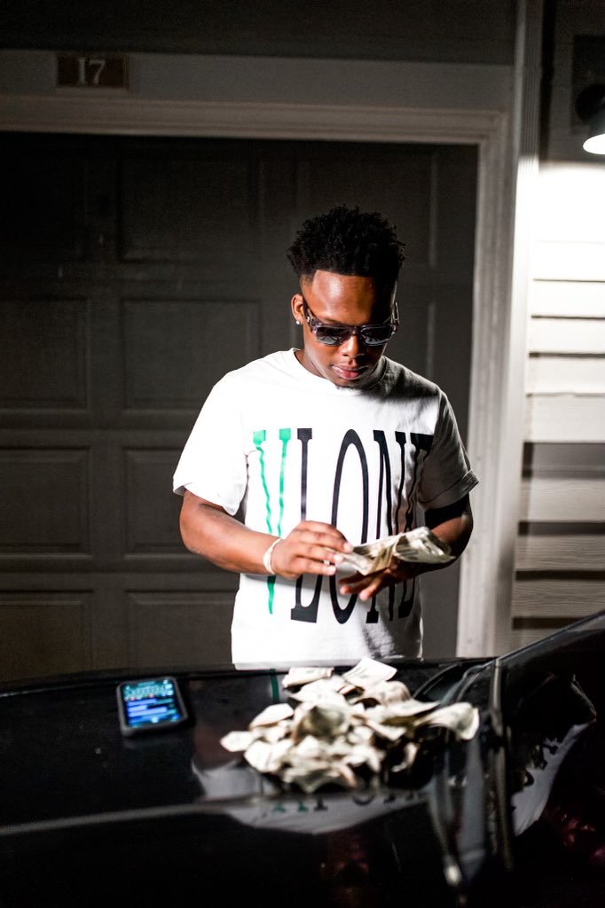 SlyDolla5's tweet photo. 🙏🏾 Another Year Of Lessons & Blessings Complete !! 💰Turn me up It’s My Dolla Day 🔌🎈#Blockside🏚 https://t.co/Grb6R2DnXK