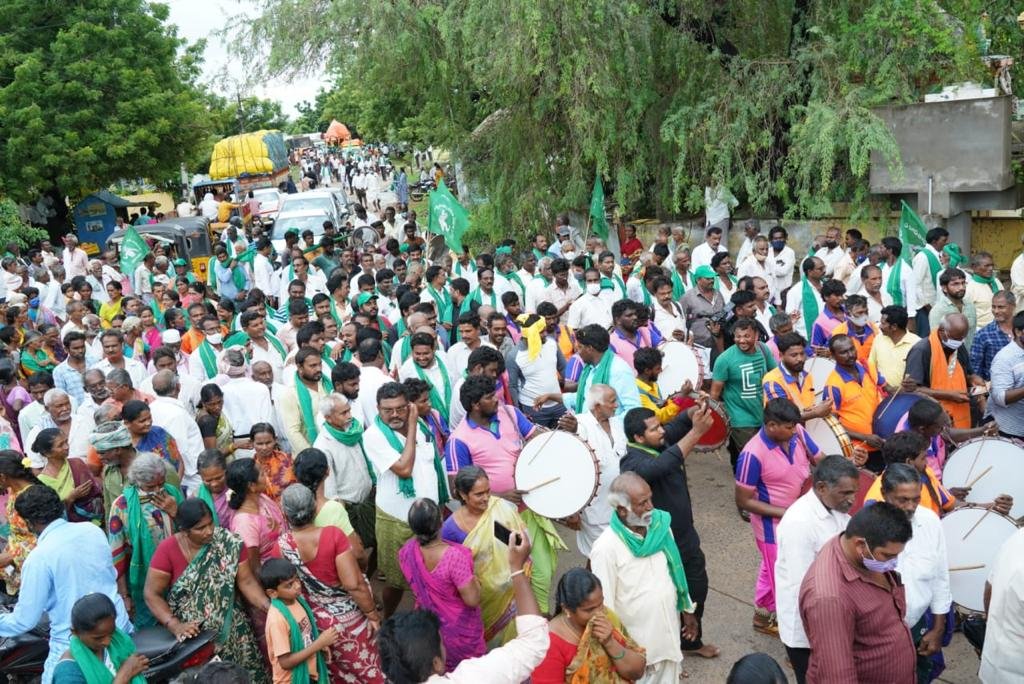 bhargavivellan4's tweet photo. రైతుల మహాపాదయాత్ర #DAY17
ఇది కేవలం రైతులకోసం చేసే యాత్ర కాదు రాష్ట్ర భవితకోసం చేస్తున్న యాత్ర....
శాంతియుత మార్గన 
నాది ఆంధ్రప్రదేశ్
నా రాజధాని అమరావతి
#AmaravatiFarmersMarch 
@arvindgunasekar
@Ashi_IndiaToday
@payalmehta100
@lateefbabla
@umasudhir
@Paul_Oommen
@rohini_sgh https://t.co/2tQzobpJSN