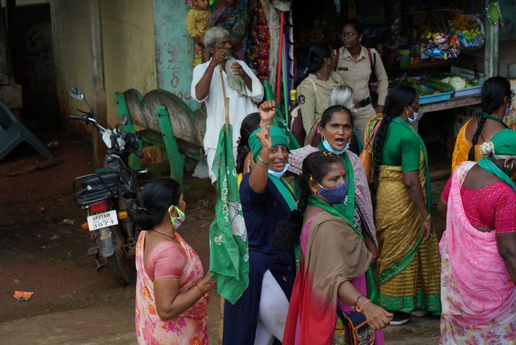 bhargavivellan4's tweet photo. రైతుల మహాపాదయాత్ర #DAY17
ఇది కేవలం రైతులకోసం చేసే యాత్ర కాదు రాష్ట్ర భవితకోసం చేస్తున్న యాత్ర....
శాంతియుత మార్గన 
నాది ఆంధ్రప్రదేశ్
నా రాజధాని అమరావతి
#AmaravatiFarmersMarch 
@arvindgunasekar
@Ashi_IndiaToday
@payalmehta100
@lateefbabla
@umasudhir
@Paul_Oommen
@rohini_sgh https://t.co/2tQzobpJSN