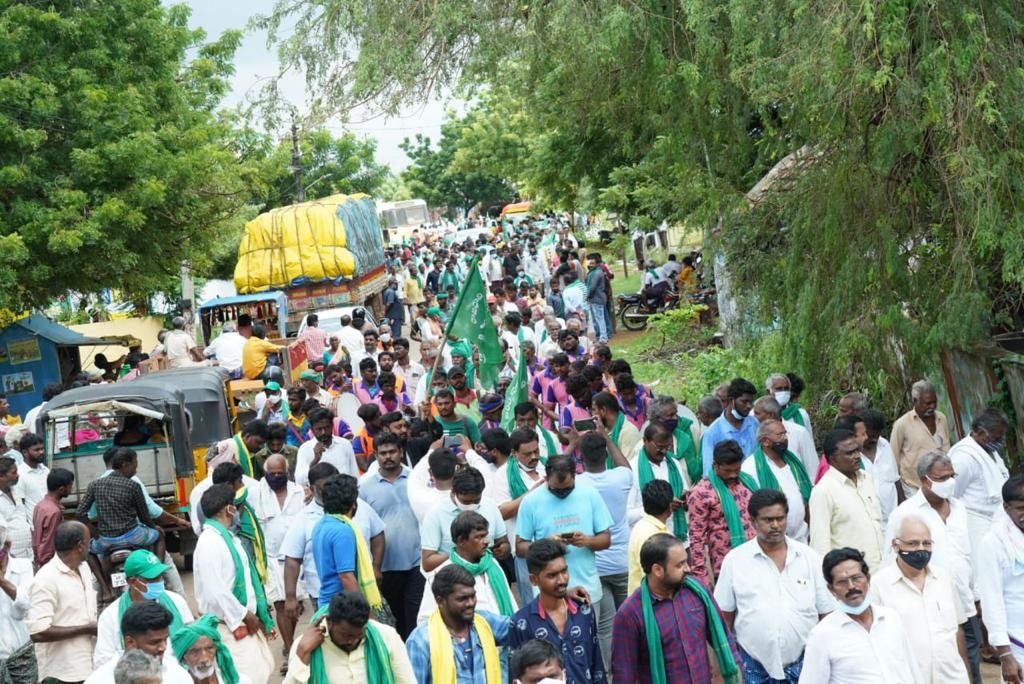 bhargavivellan4's tweet photo. రైతుల మహాపాదయాత్ర #DAY17
కందుకూరు లో మహిళలు పాదయాత్ర కు భారీ మద్దతు తెలియచేసారు 
నాది ఆంధ్రప్రదేశ్
నా రాజధాని అమరావతి
#AmaravatiFarmersMarch 
@arvindgunasekar
@Ashi_IndiaToday
@payalmehta100
@lateefbabla
@umasudhir
@Paul_Oommen
@rohini_sgh
@khanumarfa
@BDUTT
@sakshijoshii https://t.co/xdUohseNxz