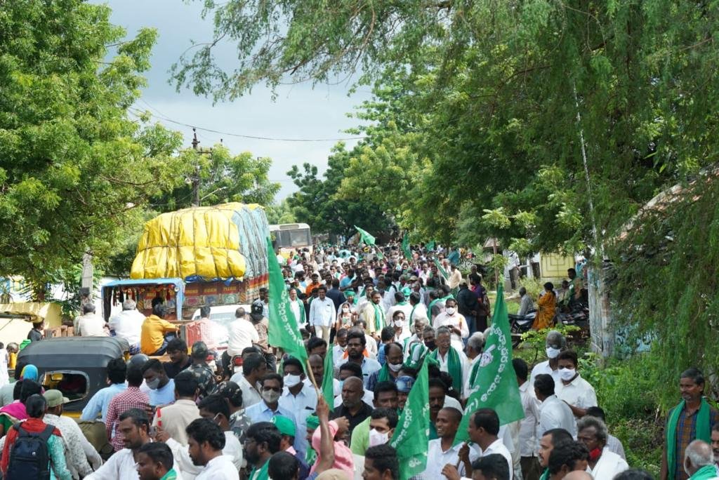 bhargavivellan4's tweet photo. రైతుల మహాపాదయాత్ర #DAY17
కందుకూరు లో మహిళలు పాదయాత్ర కు భారీ మద్దతు తెలియచేసారు 
నాది ఆంధ్రప్రదేశ్
నా రాజధాని అమరావతి
#AmaravatiFarmersMarch 
@arvindgunasekar
@Ashi_IndiaToday
@payalmehta100
@lateefbabla
@umasudhir
@Paul_Oommen
@rohini_sgh
@khanumarfa
@BDUTT
@sakshijoshii https://t.co/xdUohseNxz
