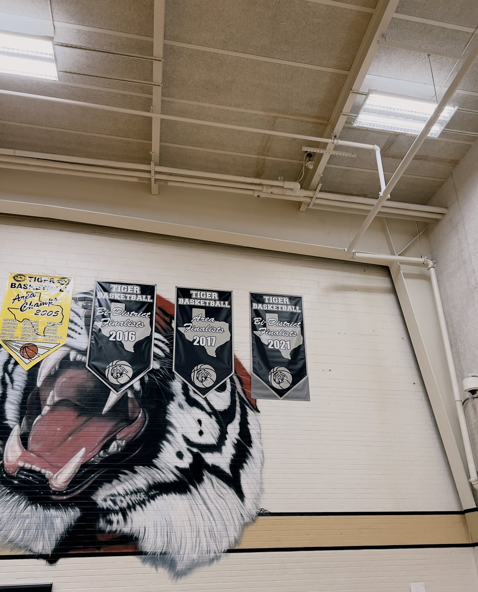 ConroeHoops's tweet photo. Better late than never. Last night we unveiled our banner from last season’s hard work. #ConroeHoopsFam https://t.co/41Ns1zuGzU