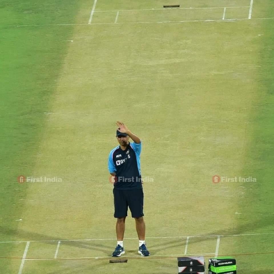 AJSDanni's tweet photo. The name is Dravid but he is the #wallofindia #TeamIndia @BCCI @RahulDravidFC 💙 #RohithSharma #INDvsNZ https://t.co/lngFpfaEAu