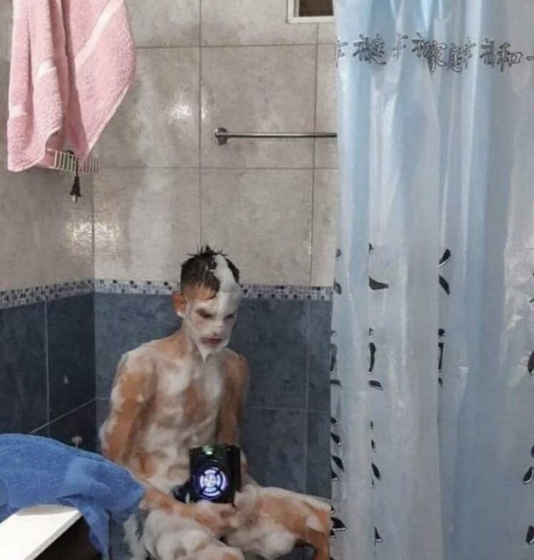 cuando me estoy bañando y escucho aquel nap de rauw