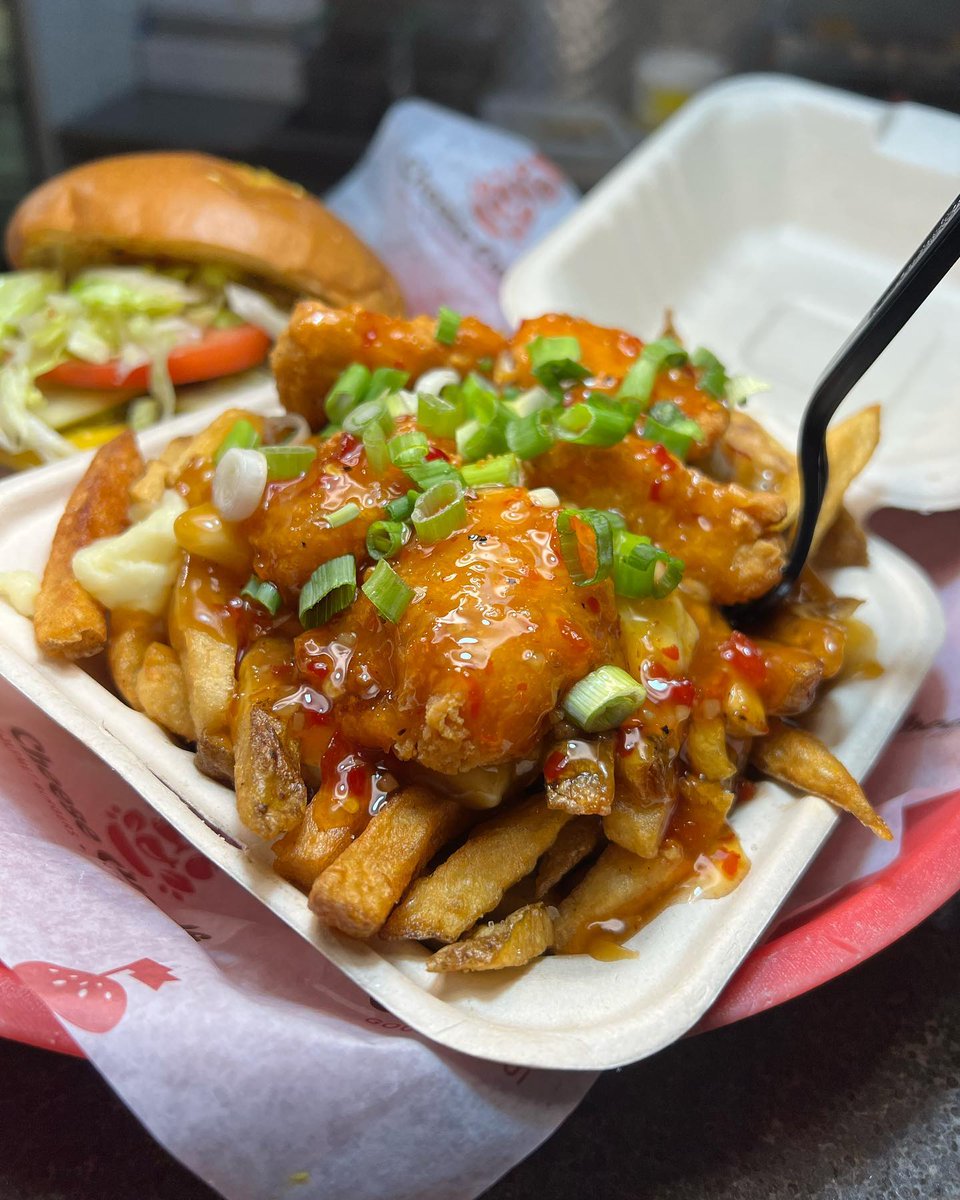 CheeseCurds's tweet photo. Thai Chili Chicken Poutine ๐คค
Crispy Chicken Bites, Sweet Thai Chili Sauce, Green Onions, Fresh Hand Cut Fries, Cheese Curds, and our Signature Gravy! ๐
#thai #thaichilichicken #poutine #itsworththewait #chefnspired https://t.co/6wAyQANbRK