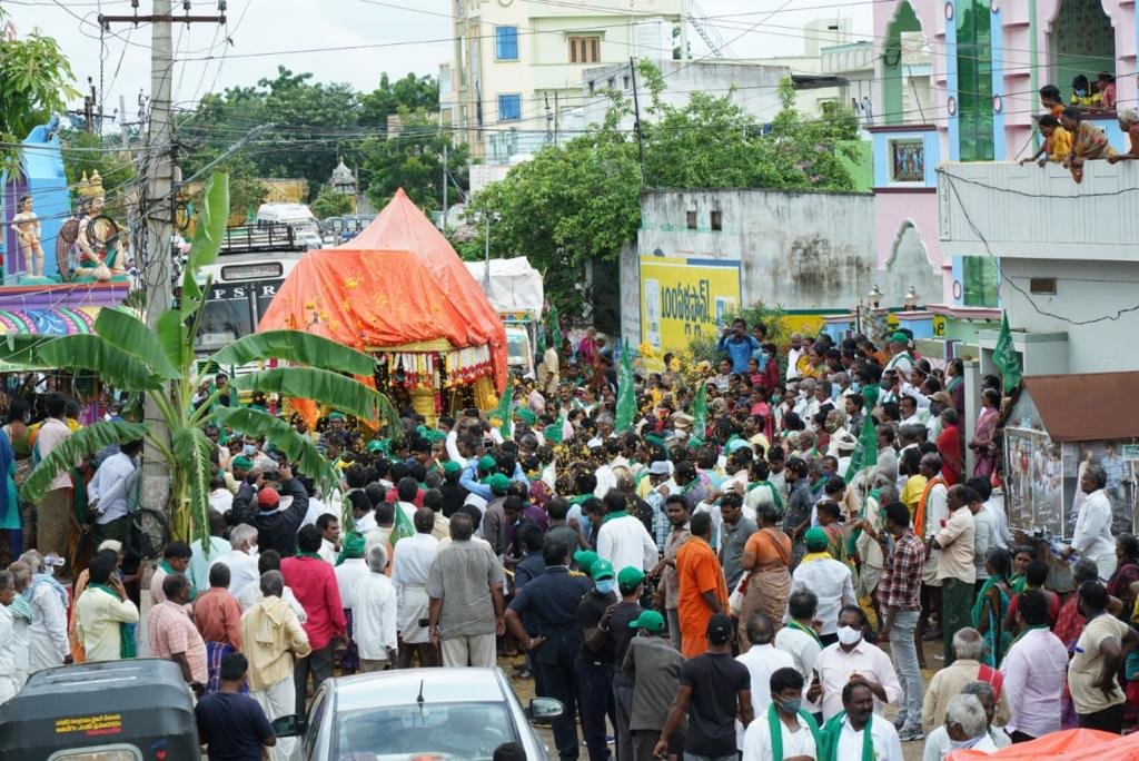 bhargavivellan4's tweet photo. రైతుల మహాపాదయాత్ర #DAY17
రాజధాని ఇక్కడే ఉంటుంది అని
వ్యవస్థలను సర్వ నాశనం చేసిని జగన్ రెడ్డి 
నాది ఆంధ్రప్రదేశ్
నా రాజధాని అమరావతి
#AmaravatiFarmersMarch 
@arvindgunasekar
@Ashi_IndiaToday
@payalmehta100
@lateefbabla
@umasudhir
@Paul_Oommen
@rohini_sgh
@khanumarfa
@BDUTT https://t.co/WAhc1CI4h3