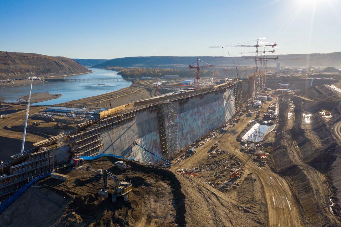 ACCIONA_CA's tweet photo. Roller-compacted concrete ramps are removed from the dam core buttress, and insulation is installed on the upstream side of the buttress at #SiteC. #infrastructure #ACCIONATeam https://t.co/NQwNyXA4ua