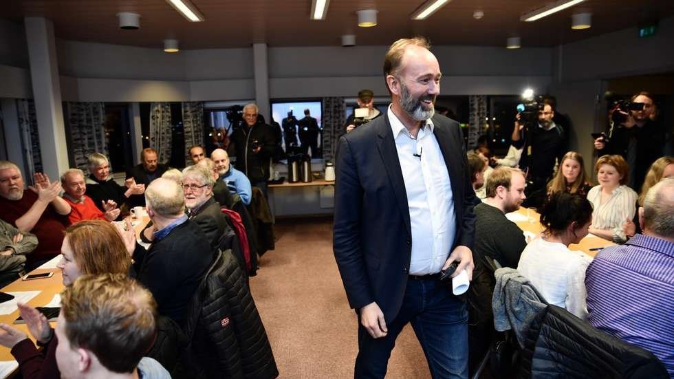 AndUlv's tweet photo. Trond Giske på husmøte med leietakerne sine (2020) https://t.co/r570swSL6W