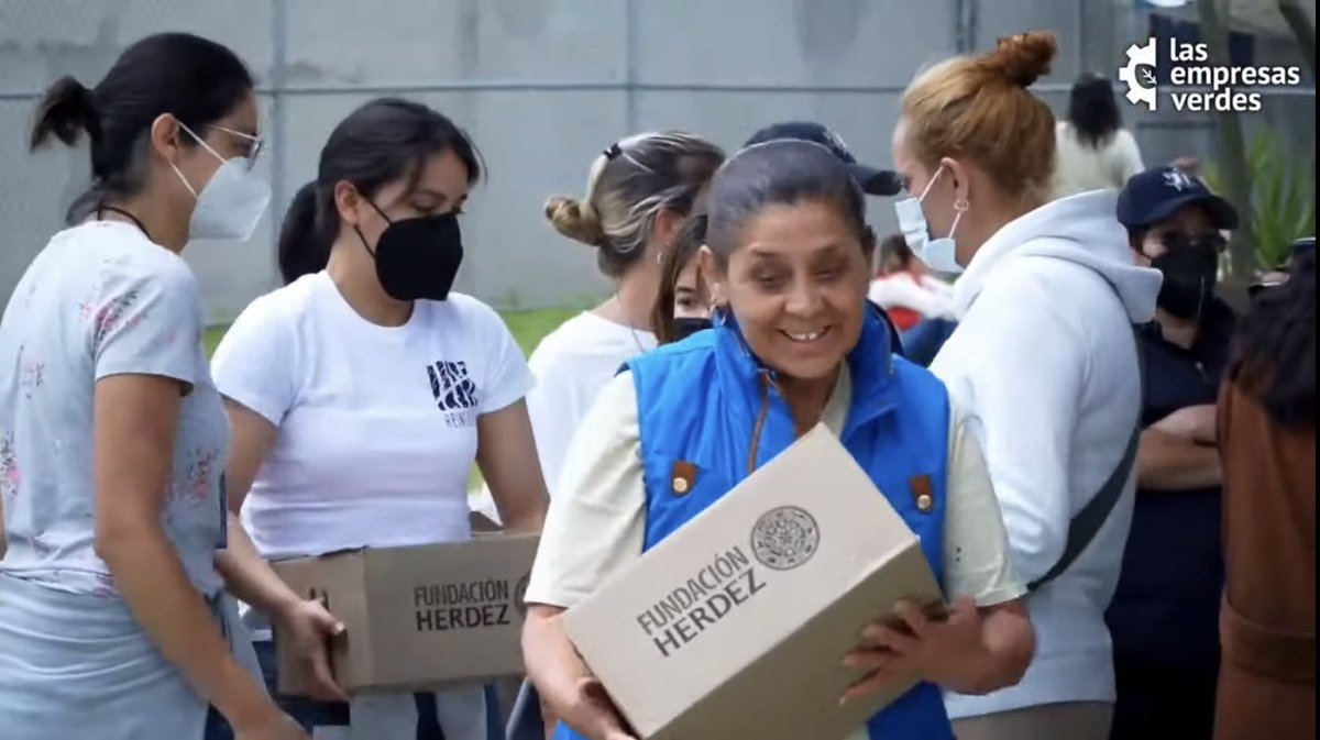 VerdesEmpresas's tweet photo. Ante el problema de la falta de nutrición, @HerdezFundacion tiene un programa de donativos recurrentes, el cual consiste en entregar despensas alimentarias con productos Herdez a las comunidades que más lo necesitan, mencionó Carmen Robles.
#EnForo #empresasverdes https://t.co/7quWnqUrgz