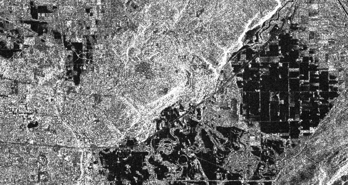 A quick look at this morning RCM radar image (30m pixel resolution) over the Sumas Prairie near Abbotsford. 
Zoom-in of the affected agricultural land in the region, seen as black in the images. #BCFlood #CdnAg
