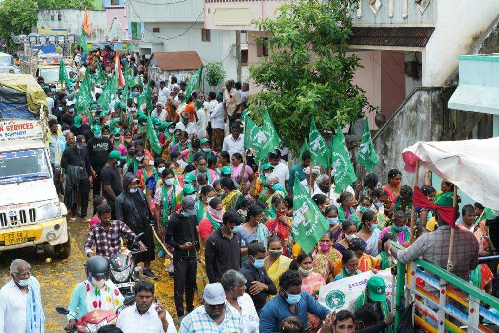 bhargavivellan4's tweet photo. రైతుల మహాపాదయాత్ర #DAY17
ఆనాడు రాజధాని లేని రాష్ట్రం కోసం భూములిచ్చి త్యాగం చేసారు.
ఈనాడు రాజధాని కోసం ప్రాణాలు సైతం త్యాగం చేసి పోరాటం చేస్తున్నారు.
నా రాజధాని అమరావతి
#AmaravatiFarmersMarch 
@arvindgunasekar
@Ashi_IndiaToday
@payalmehta100
@lateefbabla
@umasudhir
@Paul_Oommen https://t.co/dlLRkVkKgB