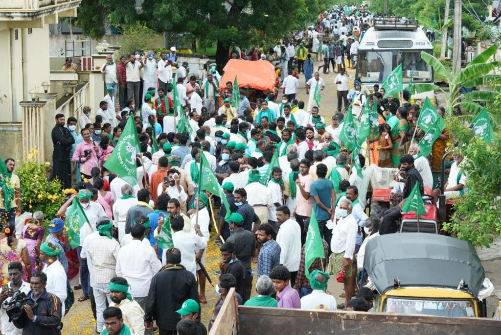 bhargavivellan4's tweet photo. రైతుల మహాపాదయాత్ర #DAY17
ఆనాడు రాజధాని లేని రాష్ట్రం కోసం భూములిచ్చి త్యాగం చేసారు.
ఈనాడు రాజధాని కోసం ప్రాణాలు సైతం త్యాగం చేసి పోరాటం చేస్తున్నారు.
నా రాజధాని అమరావతి
#AmaravatiFarmersMarch 
@arvindgunasekar
@Ashi_IndiaToday
@payalmehta100
@lateefbabla
@umasudhir
@Paul_Oommen https://t.co/dlLRkVkKgB