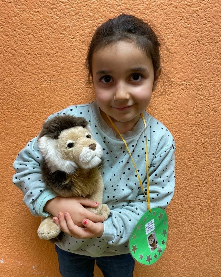 Ja tenen nom totes les mascotes de les classes d'infantil! Us les presentem!

P3
Conillets: L'Orelletes🐰
Pollets: El Pico🐥

P4
Lleons: Pucetes 🦁
Goril·les: Peludet🦍

P5
Pingüins: El Pingüí🐧
Taurons: El Shark🦈

Us aniran arribant a casa de tots els nens i nenes!