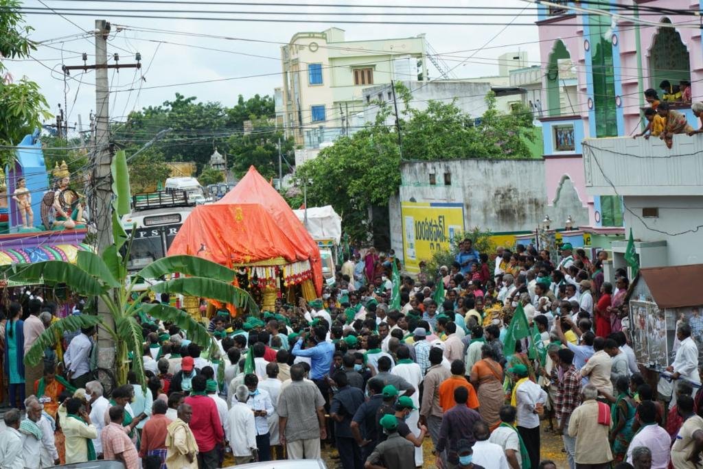 bhargavivellan4's tweet photo. రైతుల మహాపాదయాత్ర #DAY17
మేము సైతం మా వంతు బాధ్యతగా మా రాష్ట్ర రాజధానికై
నాది ఆంధ్రప్రదేశ్
నా రాజధాని అమరావతి 
#AmaravatiFarmersMarch 
@arvindgunasekar
@Ashi_IndiaToday
@payalmehta100
@lateefbabla
@umasudhir
@Paul_Oommen
@rohini_sgh
@khanumarfa
@BDUTT
@sakshijoshii
@Murthy_TNIE https://t.co/i7HLW6B18R