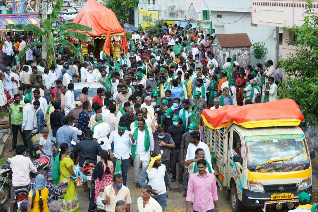 bhargavivellan4's tweet photo. రైతుల మహాపాదయాత్ర #DAY17
మేము సైతం మా వంతు బాధ్యతగా మా రాష్ట్ర రాజధానికై
నాది ఆంధ్రప్రదేశ్
నా రాజధాని అమరావతి 
#AmaravatiFarmersMarch 
@arvindgunasekar
@Ashi_IndiaToday
@payalmehta100
@lateefbabla
@umasudhir
@Paul_Oommen
@rohini_sgh
@khanumarfa
@BDUTT
@sakshijoshii
@Murthy_TNIE https://t.co/i7HLW6B18R