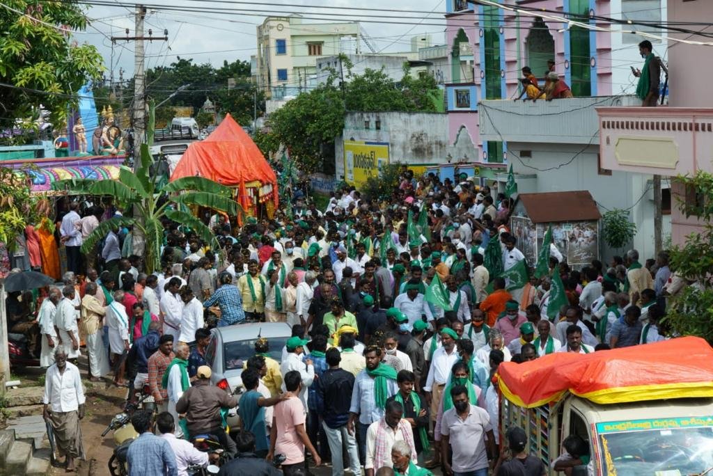 bhargavivellan4's tweet photo. రైతుల మహాపాదయాత్ర #DAY17
మేము సైతం మా వంతు బాధ్యతగా మా రాష్ట్ర రాజధానికై
నాది ఆంధ్రప్రదేశ్
నా రాజధాని అమరావతి 
#AmaravatiFarmersMarch 
@arvindgunasekar
@Ashi_IndiaToday
@payalmehta100
@lateefbabla
@umasudhir
@Paul_Oommen
@rohini_sgh
@khanumarfa
@BDUTT
@sakshijoshii
@Murthy_TNIE https://t.co/i7HLW6B18R