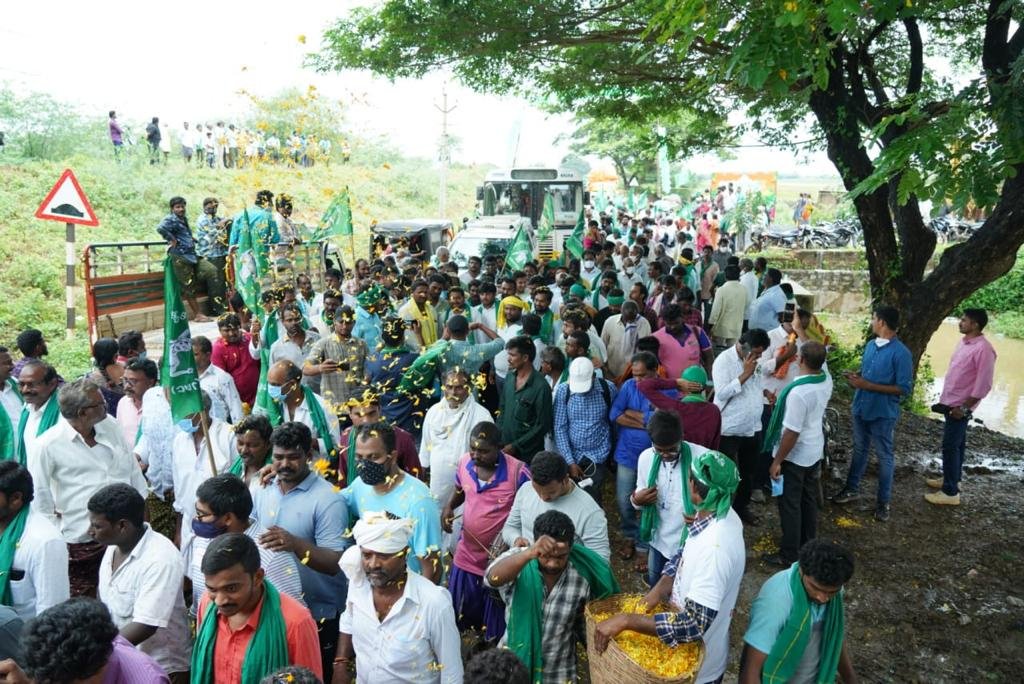 bhargavivellan4's tweet photo. రైతుల మహాపాదయాత్ర #DAY17
తుఫాను రాని ఉరుములు పడని మదిలో నిలుపుకున్న సంకల్పం భావితరాల భవిష్యత్తు కోసం.
నాది ఆంధ్రప్రదేశ్
నా రాజధాని అమరావతి
#AmaravatiFarmersMarch 
@arvindgunasekar
@Ashi_IndiaToday
@payalmehta100
@lateefbabla
@umasudhir
@Paul_Oommen
@rohini_sgh
@khanumarfa
@BDUTT https://t.co/HwTvgLCC54