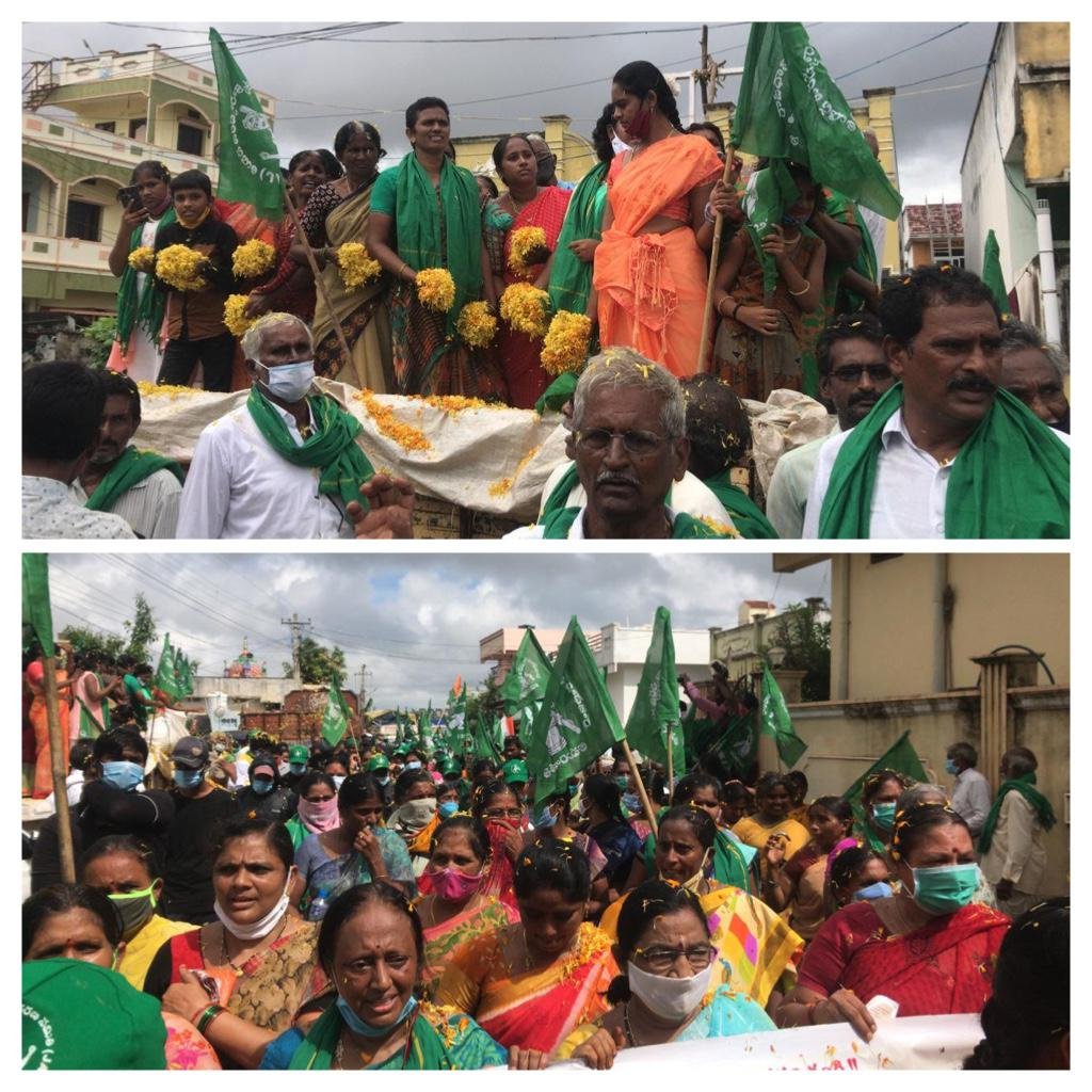 bhargavivellan4's tweet photo. రైతుల మహాపాదయాత్ర #DAY17
ఏయ్ ! నిన్నే.! జగన్ .!
మాట తప్పావ్..మడం తిప్పావ్.!ఆంధ్రాకి ఆర్ధిక తిప్పలు తెచ్చావ్.!
నా రాజధాని అమరావతి 
#AmaravatiFarmersMarch 
@arvindgunasekar
@Ashi_IndiaToday
@payalmehta100
@lateefbabla
@umasudhir
@Paul_Oommen
@rohini_sgh
@khanumarfa
@BDUTT https://t.co/a5qx1qi4Sn