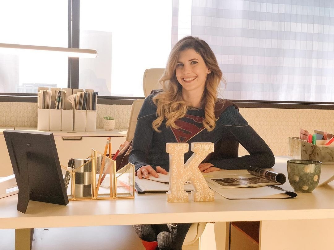 DansenFans's tweet photo. 📸 Courtney Richter Instagram
When you’re on splinter unit alone in Catco waiting for other shot to finish.... You do a photo shoot obviously 🤣📸
#Supergirl
.
.
.
.
.
#Catco #KaraDanvers #supergirlseason6 #bts #set #backupbabe #double #kara #karazorel https://t.co/kvRaCIOrAT