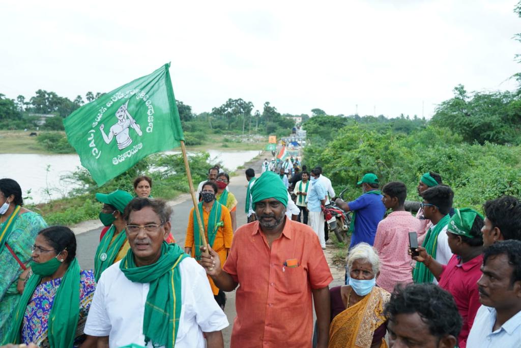bhargavivellan4's tweet photo. రైతుల మహాపాదయాత్ర #DAY17
ఈరోజు ప్రతి గ్రామంలో స్త్రీలు పురుషులు వేలాది మంది పాదయాత్రలో పాల్గొని అమరావతి ఆకాంక్షను బలంగా వినిపించారు.
నా రాజధాని అమరావతి 
#AmaravatiFarmersMarch 
@arvindgunasekar
@Ashi_IndiaToday
@payalmehta100
@lateefbabla
@umasudhir
@Paul_Oommen
@rohini_sgh https://t.co/VZaiNELsBJ