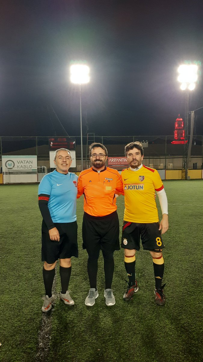 Gecenin ve haftanın son maçı <a href="/ACNevizade/">AC Nevizade</a> ile <a href="/BuyukAvlu/">Büyük Avlu</a> arasında başladı.