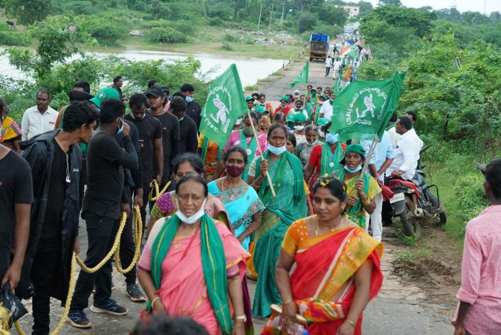 bhargavivellan4's tweet photo. రైతుల మహాపాదయాత్ర #DAY17
ప్రజానీకం అమరావతి కోసం
ఒక ప్రభజనం గా రోడ్డు మీదకు
వచ్చి సంగిభావం చెపుతున్నారు
నా రాజధాని అమరావతి 
#AmaravatiFarmersMarch 
@arvindgunasekar
@Ashi_IndiaToday
@payalmehta100
@lateefbabla
@umasudhir
@Paul_Oommen
@rohini_sgh
@khanumarfa
@BDUTT
@sakshijoshii https://t.co/ILRsjt3bqw