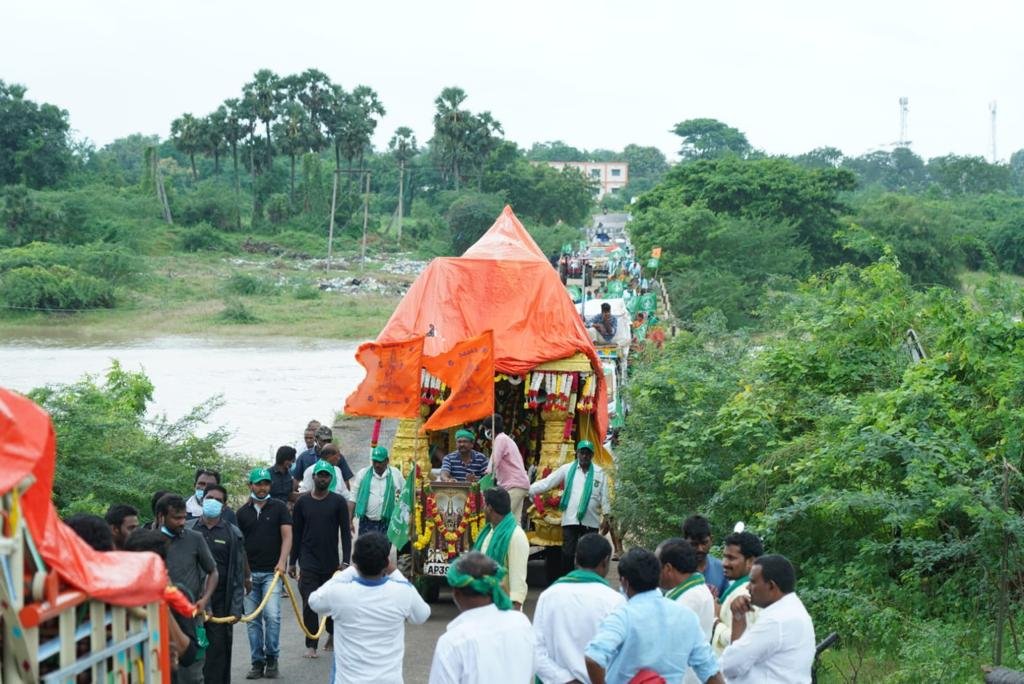 bhargavivellan4's tweet photo. రైతుల మహాపాదయాత్ర #DAY17
ప్రజానీకం అమరావతి కోసం
ఒక ప్రభజనం గా రోడ్డు మీదకు
వచ్చి సంగిభావం చెపుతున్నారు
నా రాజధాని అమరావతి 
#AmaravatiFarmersMarch 
@arvindgunasekar
@Ashi_IndiaToday
@payalmehta100
@lateefbabla
@umasudhir
@Paul_Oommen
@rohini_sgh
@khanumarfa
@BDUTT
@sakshijoshii https://t.co/ILRsjt3bqw