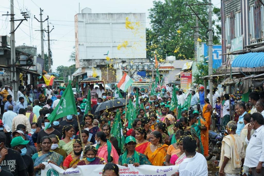 bhargavivellan4's tweet photo. రైతుల మహాపాదయాత్ర #DAY17
అలుపు లేదు గెలుపు మాదే
అభివృద్ధికి అడుగు లేదాం
మహాపాదయాత్ర కు నీరాజనాలు
నా రాజధాని అమరావతి 
#AmaravatiFarmersMarch 
@arvindgunasekar
@Ashi_IndiaToday
@payalmehta100
@lateefbabla
@umasudhir
@Paul_Oommen
@rohini_sgh
@khanumarfa
@BDUTT
@sakshijoshii https://t.co/CoDwWjMciA