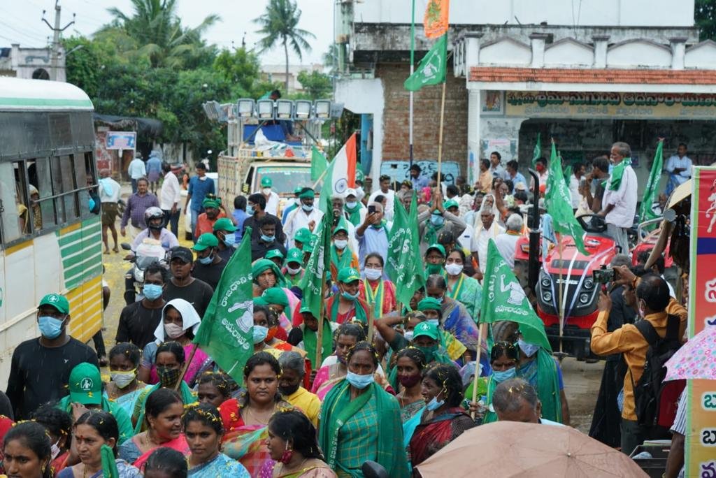 bhargavivellan4's tweet photo. రైతుల మహాపాదయాత్ర #DAY17
అలుపు లేదు గెలుపు మాదే
అభివృద్ధికి అడుగు లేదాం
మహాపాదయాత్ర కు నీరాజనాలు
నా రాజధాని అమరావతి 
#AmaravatiFarmersMarch 
@arvindgunasekar
@Ashi_IndiaToday
@payalmehta100
@lateefbabla
@umasudhir
@Paul_Oommen
@rohini_sgh
@khanumarfa
@BDUTT
@sakshijoshii https://t.co/CoDwWjMciA