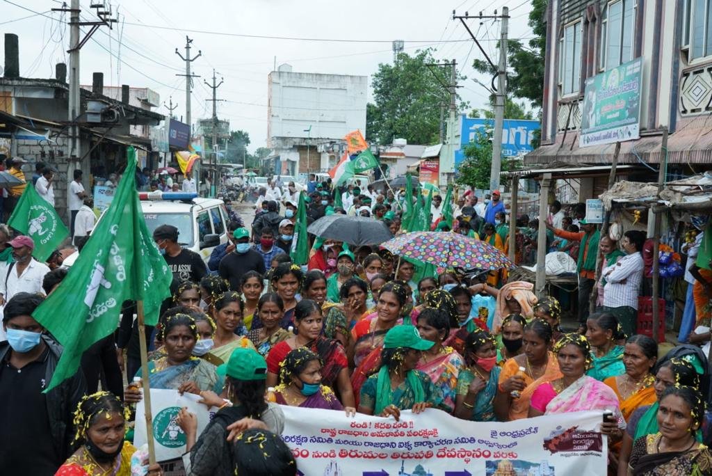 bhargavivellan4's tweet photo. రైతుల మహాపాదయాత్ర #DAY17
అశేష ప్రజానీకం అమరావతి కోసం
ఒక ప్రభజనం గా రోడ్డు మీదకు
వచ్చి సంగిభావం చెపుతున్నా
నా రాజధాని అమరావతి 
#AmaravatiFarmersMarch 
@arvindgunasekar
@Ashi_IndiaToday
@payalmehta100
@lateefbabla
@umasudhir
@Paul_Oommen
@rohini_sgh
@khanumarfa
@BDUTT https://t.co/RHJCF6RbHT