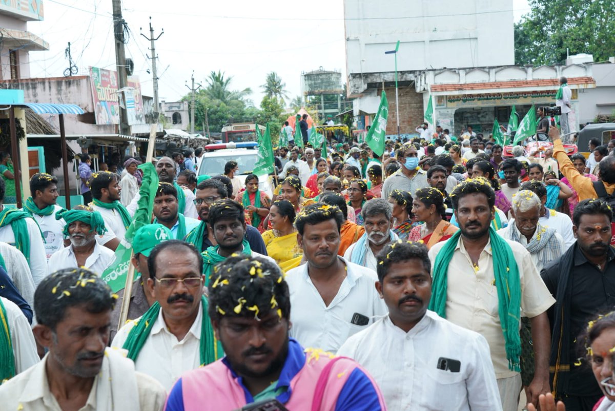 bhargavivellan4's tweet photo. రైతుల మహాపాదయాత్ర #DAY17
ఉప్పెనలా సాగుతున్న జనం !
మహా పాదయాత్రకు బారి స్పందన. ప్రభంజనం లా మారుతున్న నారీ లోకం
#AmaravatiFarmersMarch
@arvindgunasekar
@Ashi_IndiaToday
@payalmehta100
@lateefbabla
@umasudhir
@Paul_Oommen
@rohini_sgh
@khanumarfa
@BDUTT
@sakshijoshii https://t.co/FyARGERctC