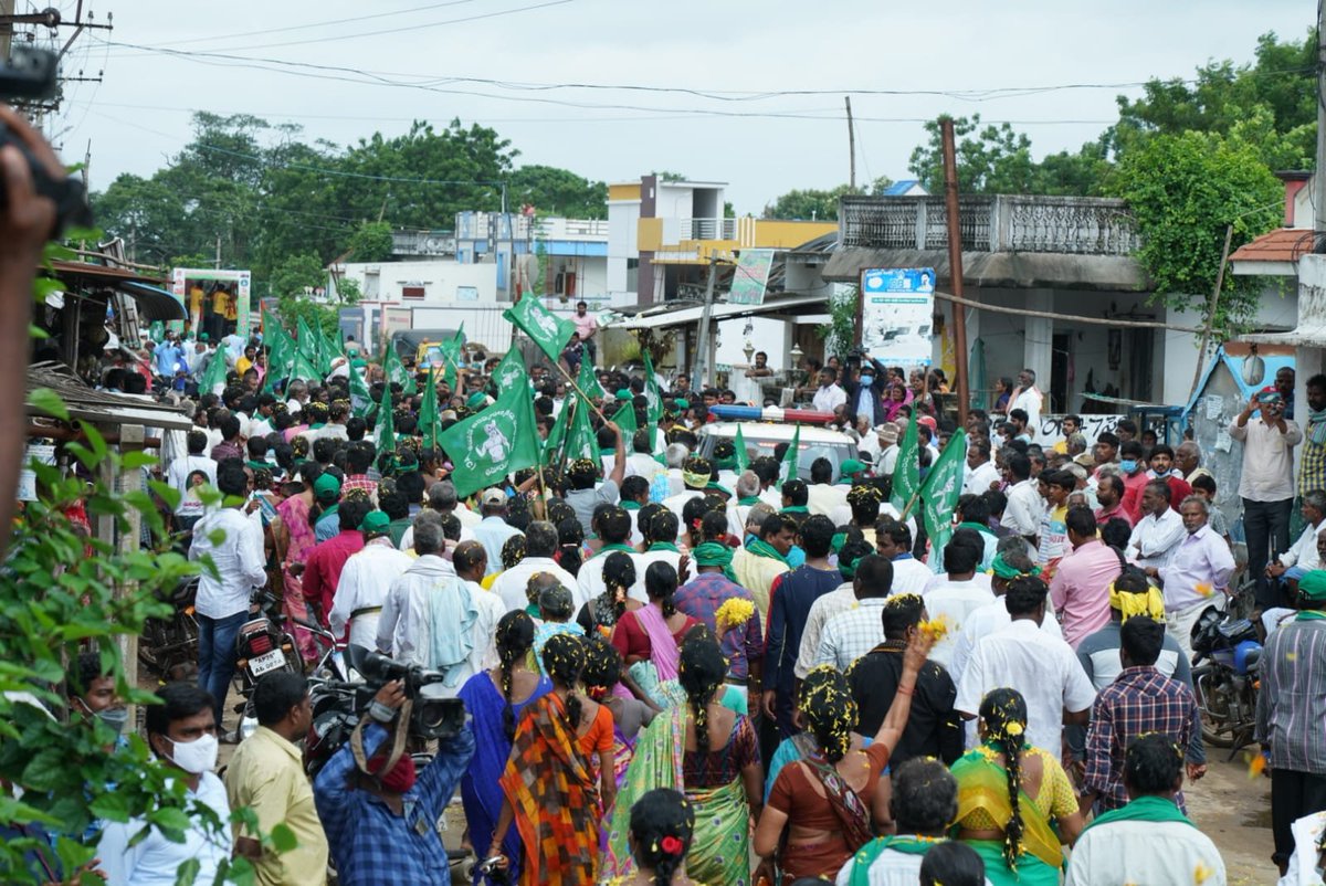 bhargavivellan4's tweet photo. రైతుల మహాపాదయాత్ర #DAY17
ఉప్పెనలా సాగుతున్న జనం !
మహా పాదయాత్రకు బారి స్పందన. ప్రభంజనం లా మారుతున్న నారీ లోకం
#AmaravatiFarmersMarch
@arvindgunasekar
@Ashi_IndiaToday
@payalmehta100
@lateefbabla
@umasudhir
@Paul_Oommen
@rohini_sgh
@khanumarfa
@BDUTT
@sakshijoshii https://t.co/FyARGERctC