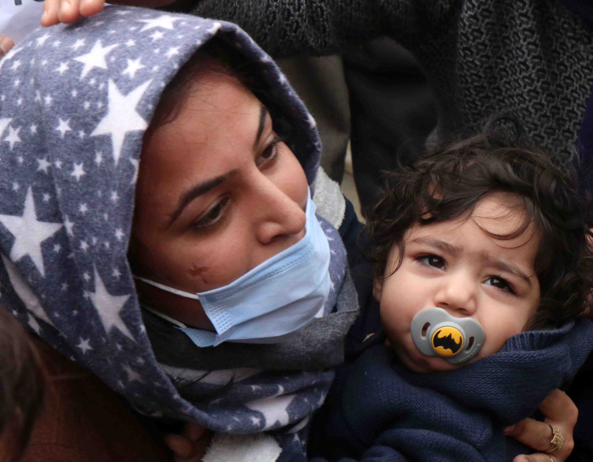 bhadur_clicker's tweet photo. Families of slain Muhammad Altaf Bhat & Dr Mudasir protested in Srinagar seeking bodies. As reports last came in, families are continuing their protest amid chilling cold night, sitting on the road in press enclave.
#Kashmir #hyderporaencounter #BBPhotography https://t.co/qREP7abnz9