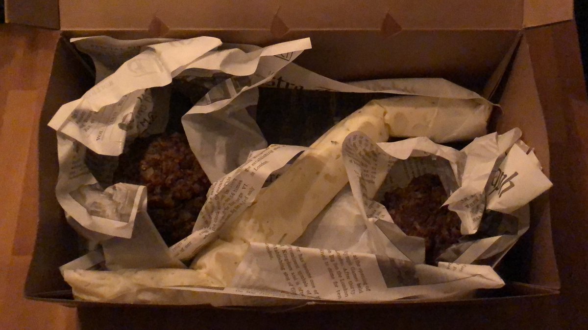 Wat een verwennerij. Weekje thuis vanwege Corona staat je volleybal maatje Jan Heyenk aan de deur met de lekkerste ballen gehakt + strutsel saus van brasserie Korderijnk uit Twello. Dankjulliewel Henk, Dinie, Rogier en Jan. Groetjes Ineke en Gert