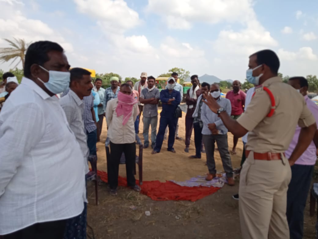 shogollapalli's tweet photo. Good evening to all ....
Today we conducted awareness program with FARMERS....in Thirumalapoor and Rangadamunipally villages

1)Road blocking with paddy
2)open drinking
3)drunk and drive
4) Ganja etc

SI GOLLAPALLI https://t.co/AmlYD63xrr https://t.co/ekc06ozRhJ