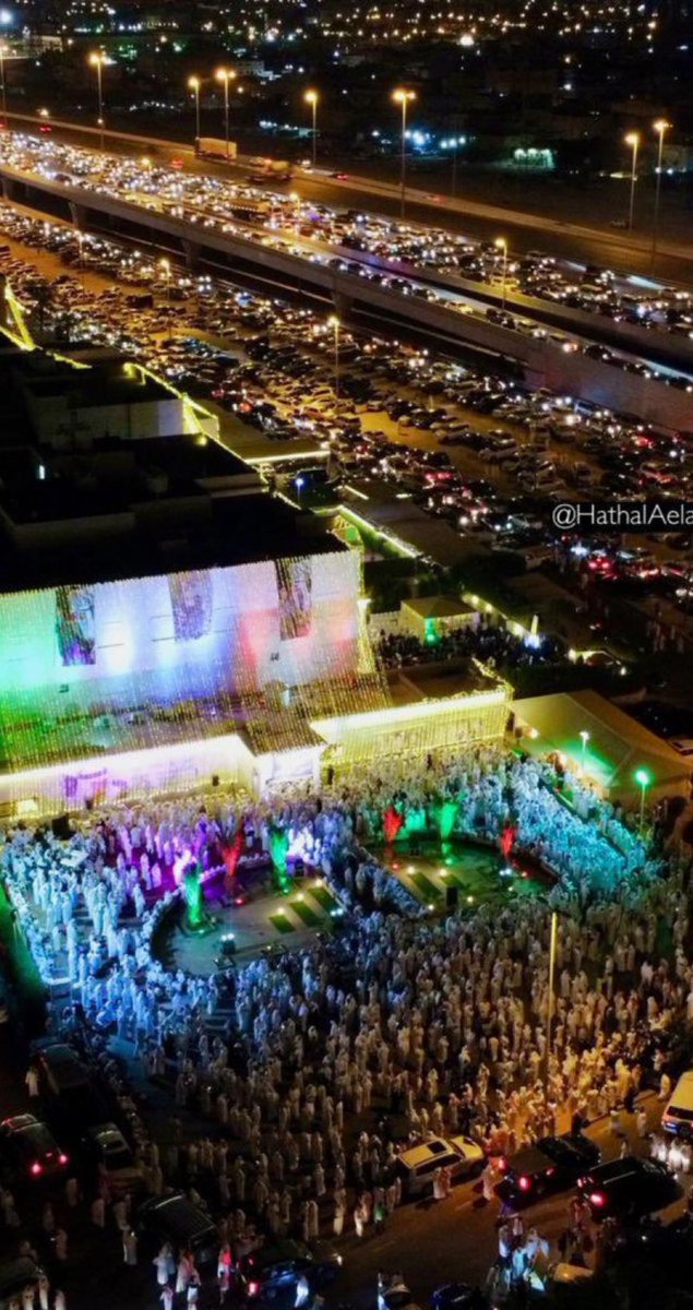 ٤ صور تلخّص دورة الحق:

-أُدخِلْ السّجن لدفاعه عن الوطن وأبنائه

-وخرج من السجن محمولا على أكتاف المواطنين

-ذهب للمنفى وتساقط سجّانيه بفضائح

-واليوم يعود منتصرا لأرض الوطن وسجّانيه تتقاذفهم القضايا بالمحاكم

"قد جعلها ربي حقًّا وقد أحسن بي إذ أخرجني من السّجن وجاء بكم"