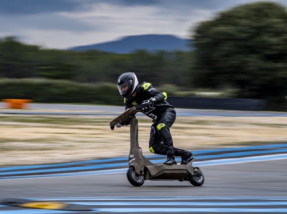 nicholasroche's tweet photo. A week ago, in France was doing some testing for the next E-scooter championship! Its mixed gender, cross sports and sustainable. Also adrenaline pack and lots of fun.
@eSC_LIVE  is more than just racing!
Its a full educational program around road safety and micro mobility https://t.co/i87lB43hFz