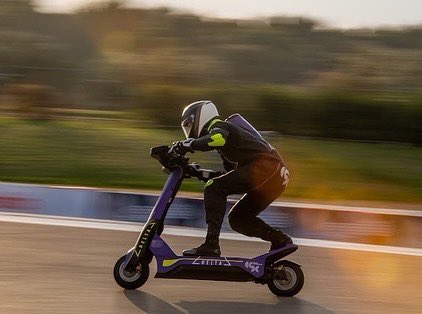 nicholasroche's tweet photo. A week ago, in France was doing some testing for the next E-scooter championship! Its mixed gender, cross sports and sustainable. Also adrenaline pack and lots of fun.
@eSC_LIVE  is more than just racing!
Its a full educational program around road safety and micro mobility https://t.co/i87lB43hFz