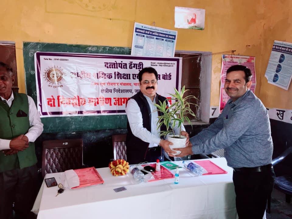 SANJAYDABI12's tweet photo. Today, visited  program for Rural Workers at Vill Kapariyawaas Kalan, near Gadota, Jaipur conducted by Dattopant Thengadi National Board for Workers Education and Development(DTNBWED), Jaipur office. https://t.co/Xnlkj4uwIn