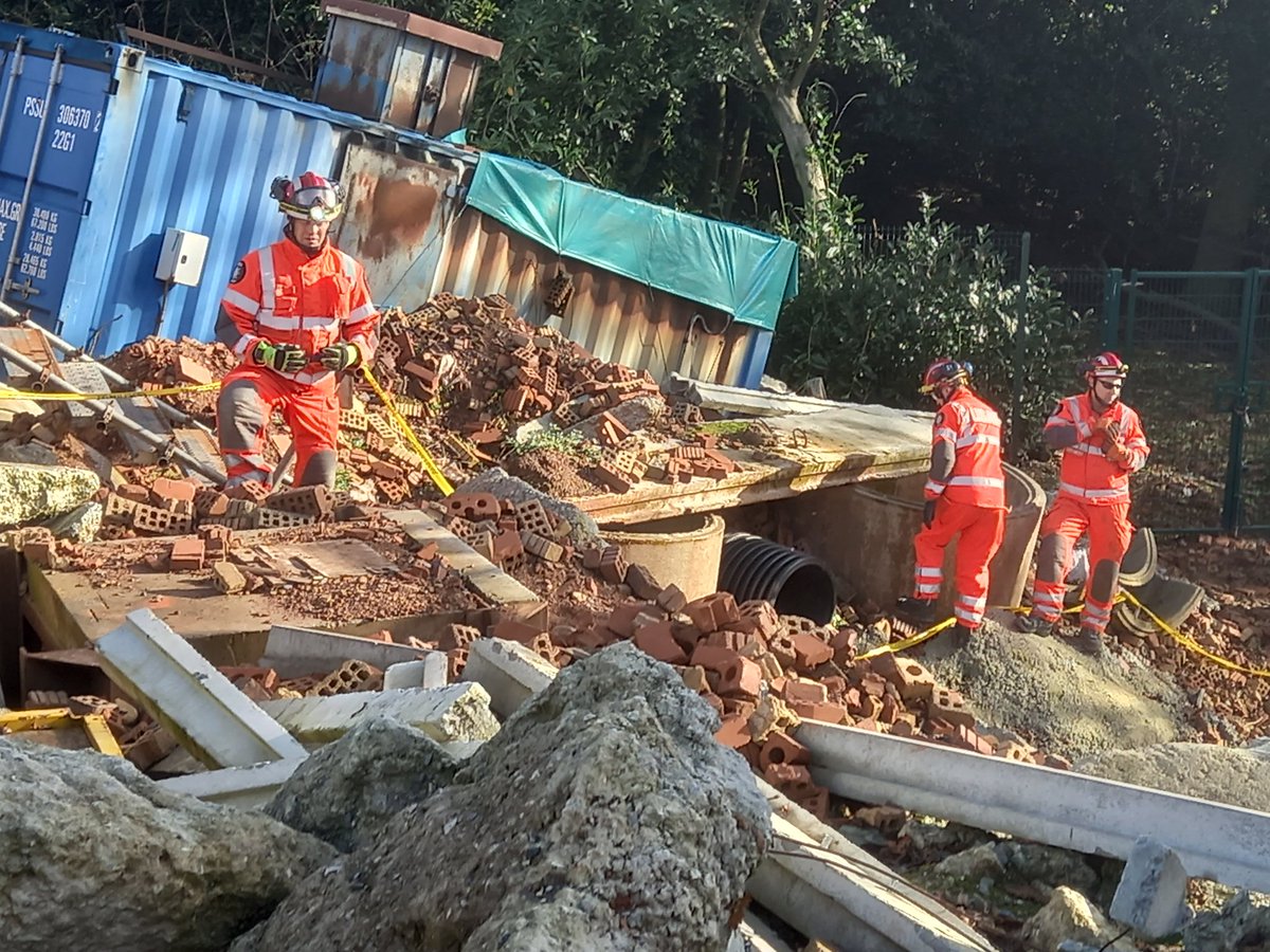UKHeavyRescue's tweet photo. Day 1 of a 2 day #usar double unit exercise for @AvonFireRescue and @DSFireUpdates at Stn 60. Fantastic facilities and great to work with our @USAR_Capability Zone 4 neighbours. Thankyou to Becky from our HS+W team for taking the time out too👍 https://t.co/N30BKo4EOr