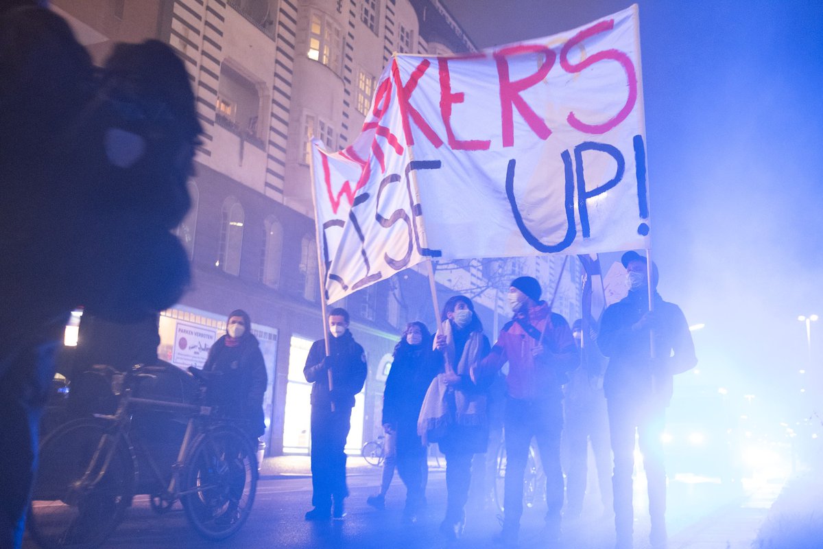 s_zamora_martin's tweet photo. Gut 500 Menschen gingen gestern unter dem Motto #BoycottGorillas Auf die Straße, um gegen #unionbusting bei #Gorillas zu protestieren. Darunter Beschäftigte der Berliner #krankenhausbewegung, streikende der #awo, Betriebsgruppen der @GEW_BERLIN #biocompany und viele mehr. https://t.co/l4lct51a74